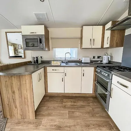Gorgeous 6 Berth Caravan With Decking Area, Dovercourt Holiday Park Ref 44510A Great Oakley  Exterior photo