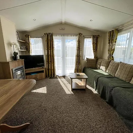 Gorgeous 6 Berth Caravan With Decking Area, Dovercourt Holiday Park Ref 44510A Great Oakley  Exterior photo