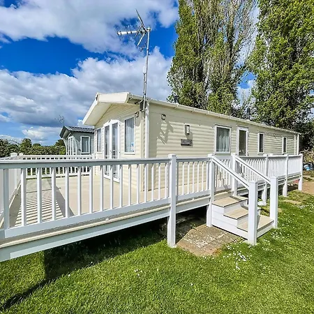 Gorgeous 6 Berth Caravan With Decking Area, Dovercourt Holiday Park Ref 44510A Great Oakley  Exterior photo