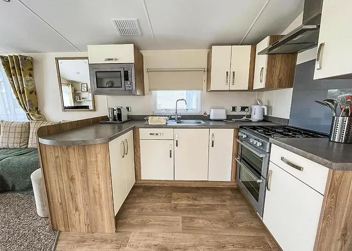 Gorgeous 6 Berth Caravan With Decking Area, Dovercourt Holiday Park Ref 44510A