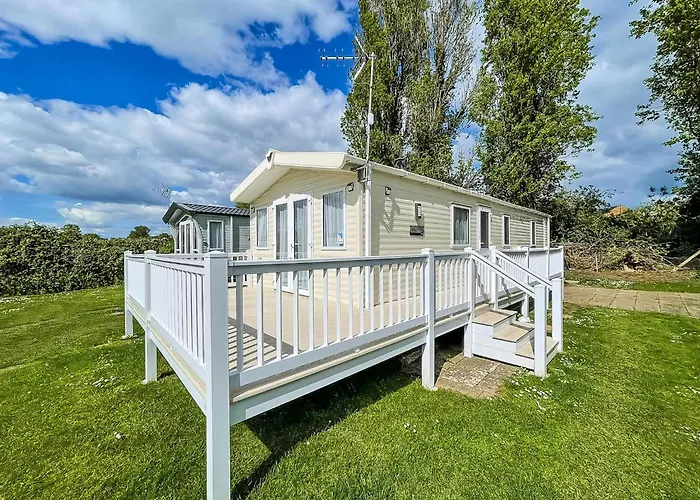 Gorgeous 6 Berth Caravan With Decking Area, Dovercourt Holiday Park Ref 44510A