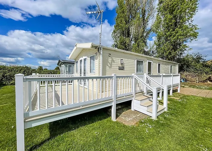 Gorgeous 6 Berth Caravan With Decking Area, Dovercourt Holiday Park Ref 44510A