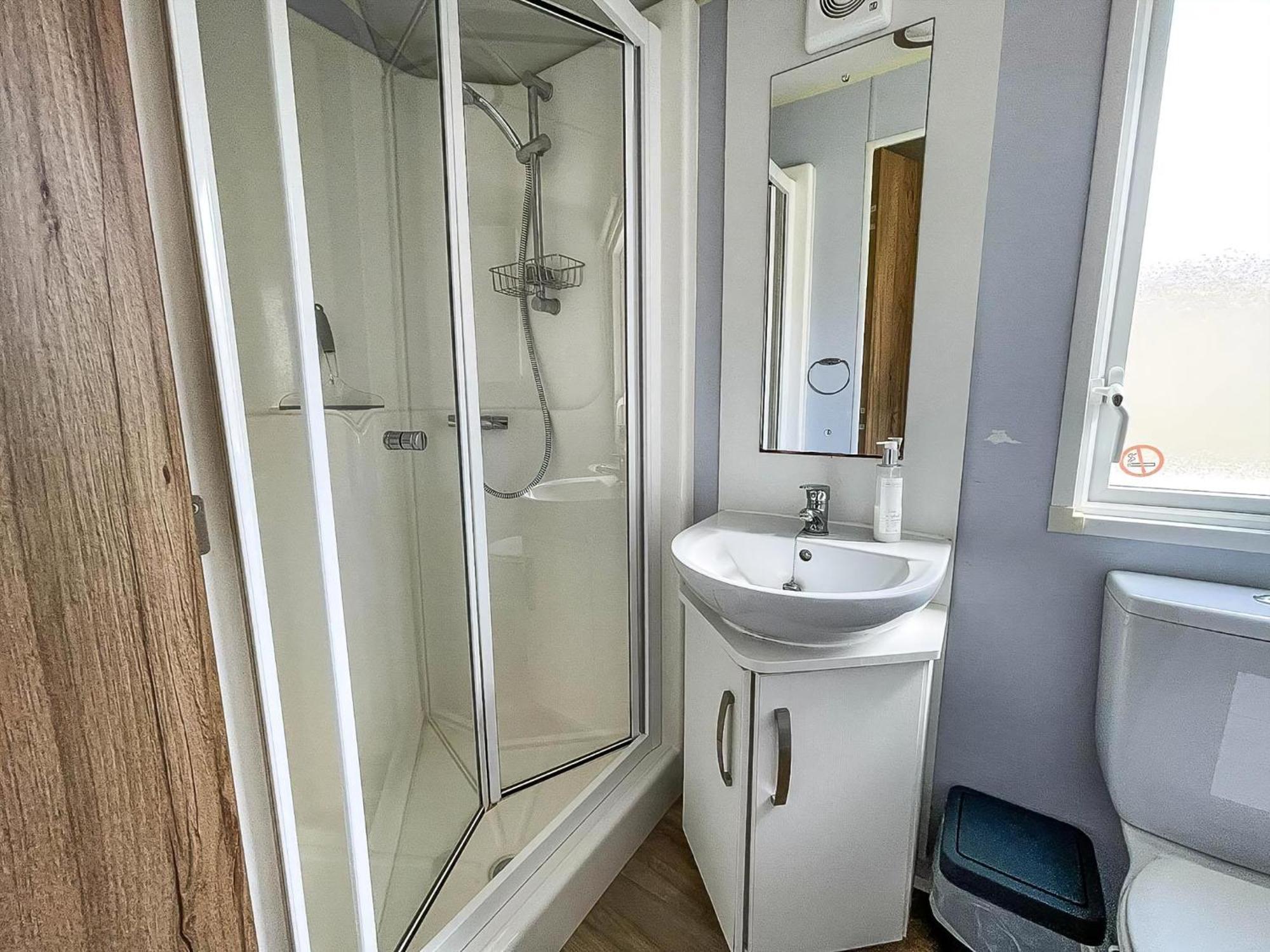 Campsite Gorgeous 6 Berth Caravan With Decking Area, Dovercourt Ref 44510a *