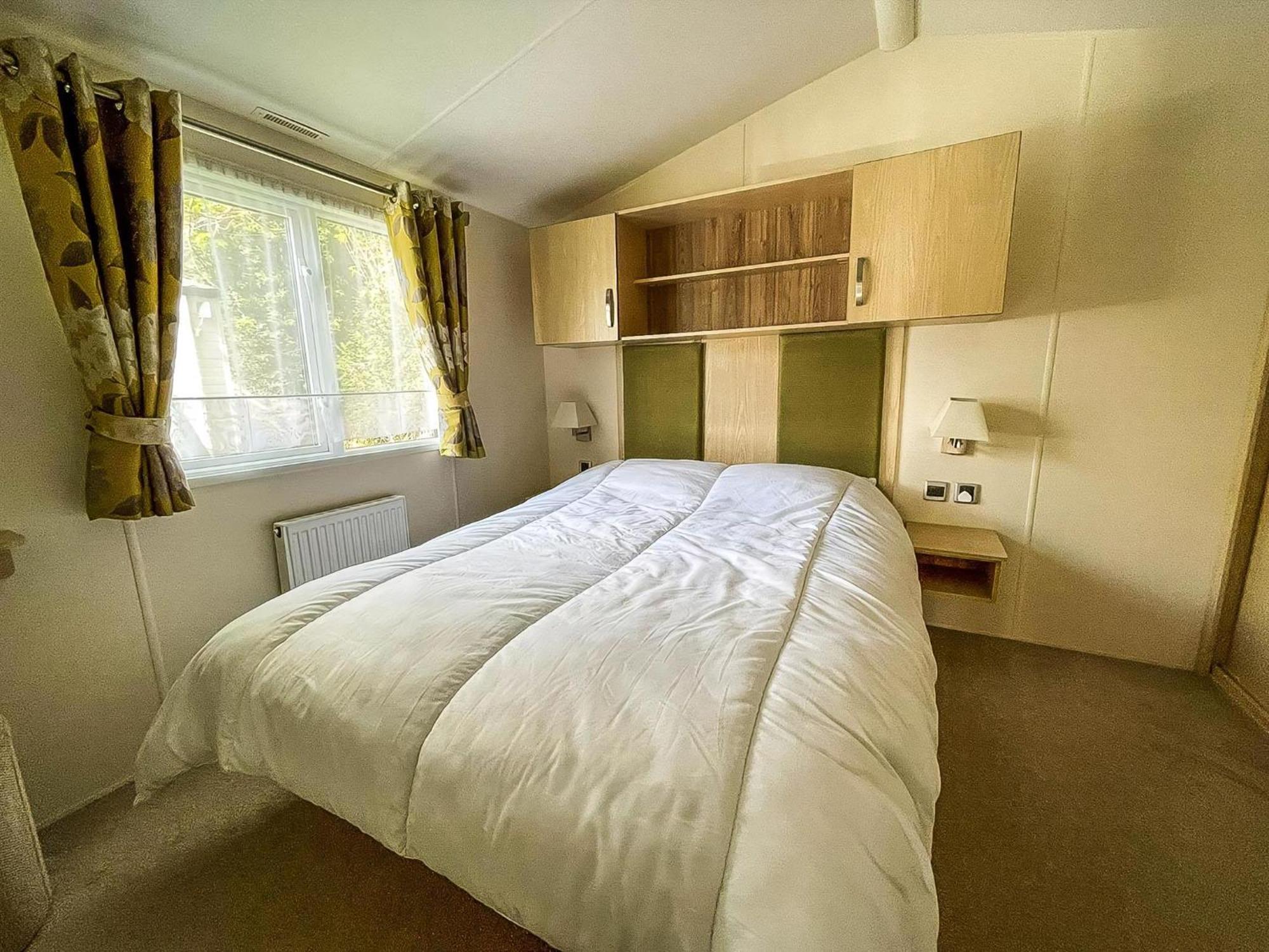 Gorgeous 6 Berth Caravan With Decking Area, Dovercourt Ref 44510a * Great Oakley (Essex)