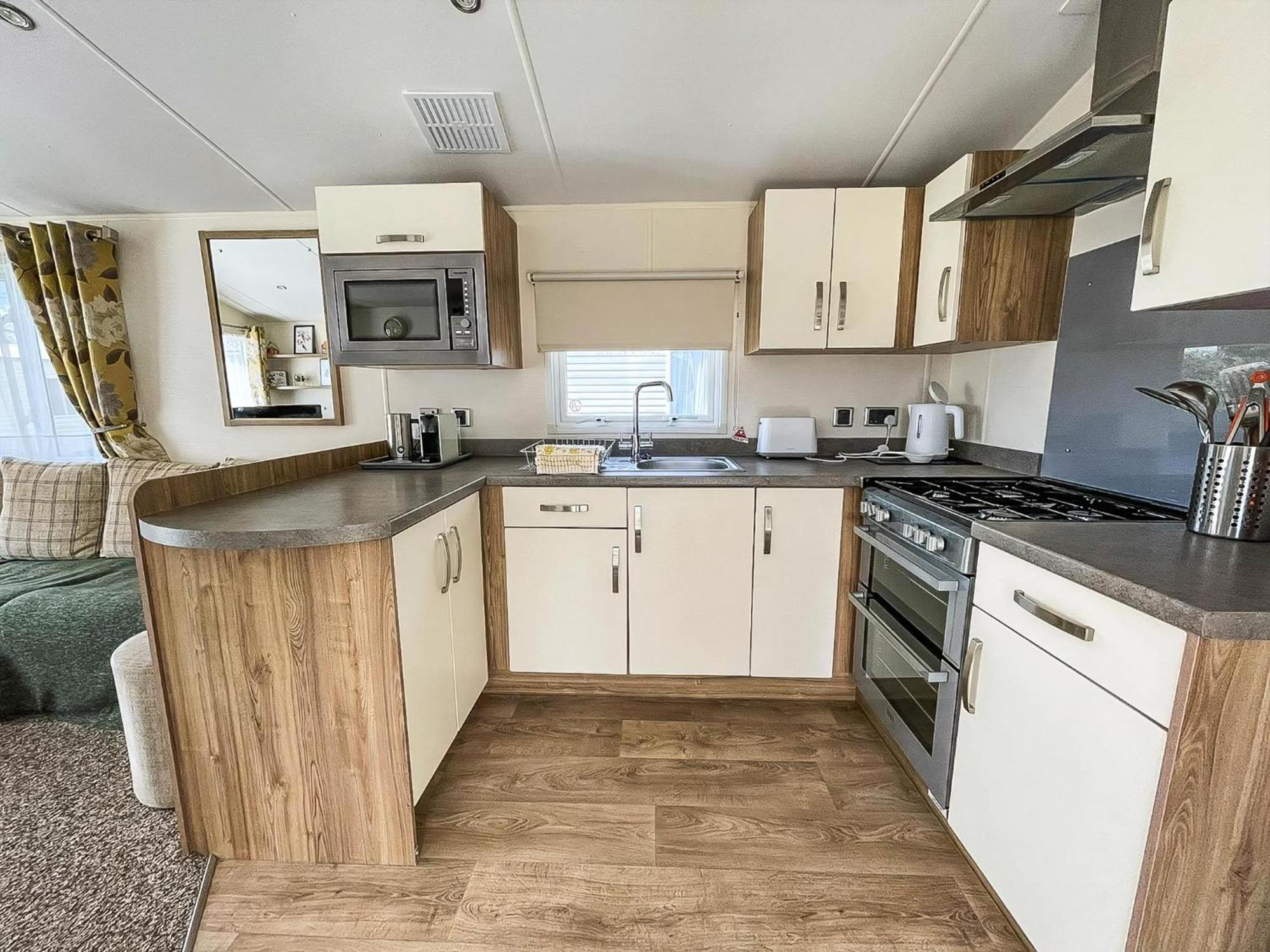 Gorgeous 6 Berth Caravan With Decking Area, Dovercourt Ref 44510a Campsite