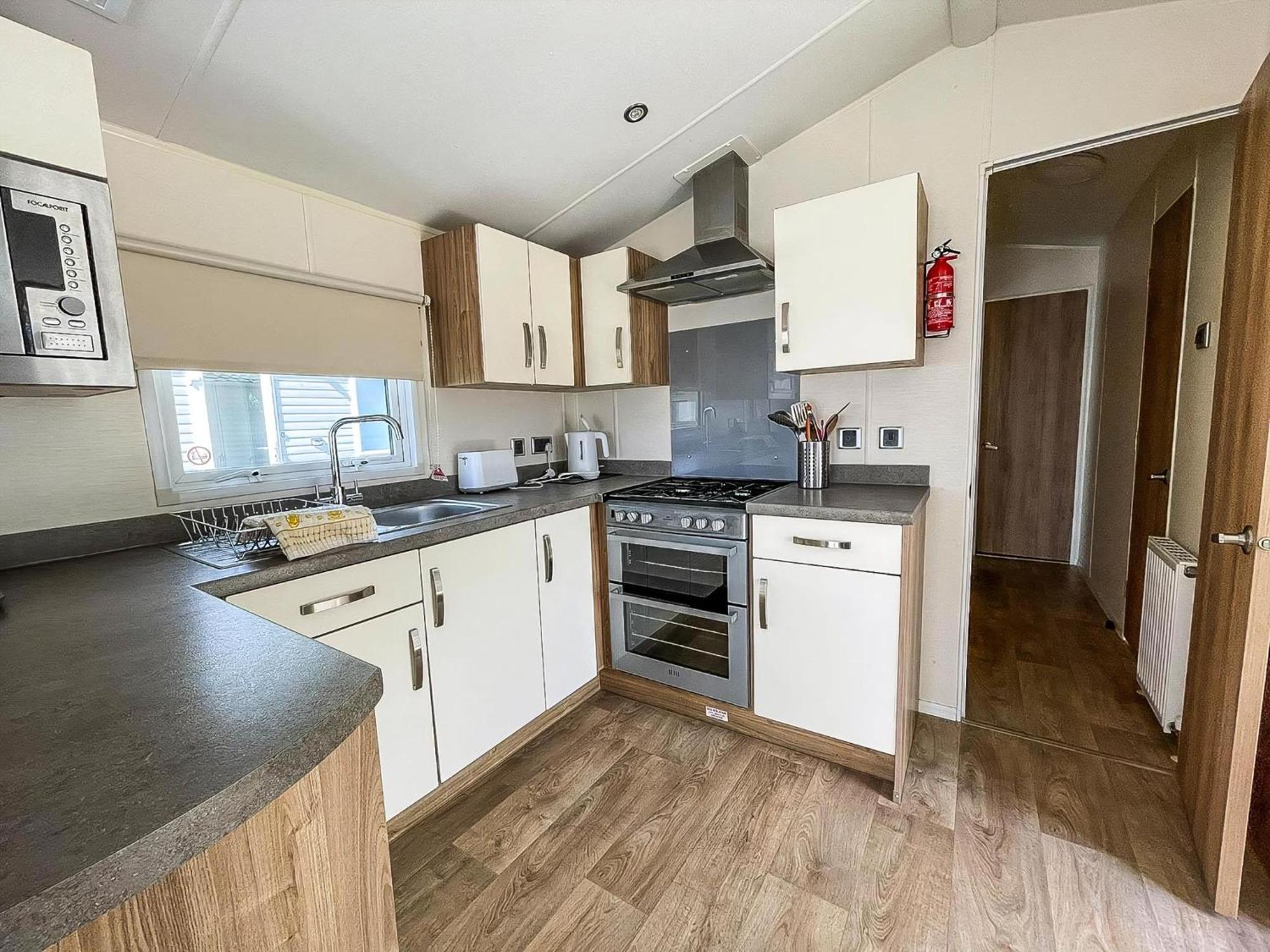 Campsite Gorgeous 6 Berth Caravan With Decking Area, Dovercourt Ref 44510a *