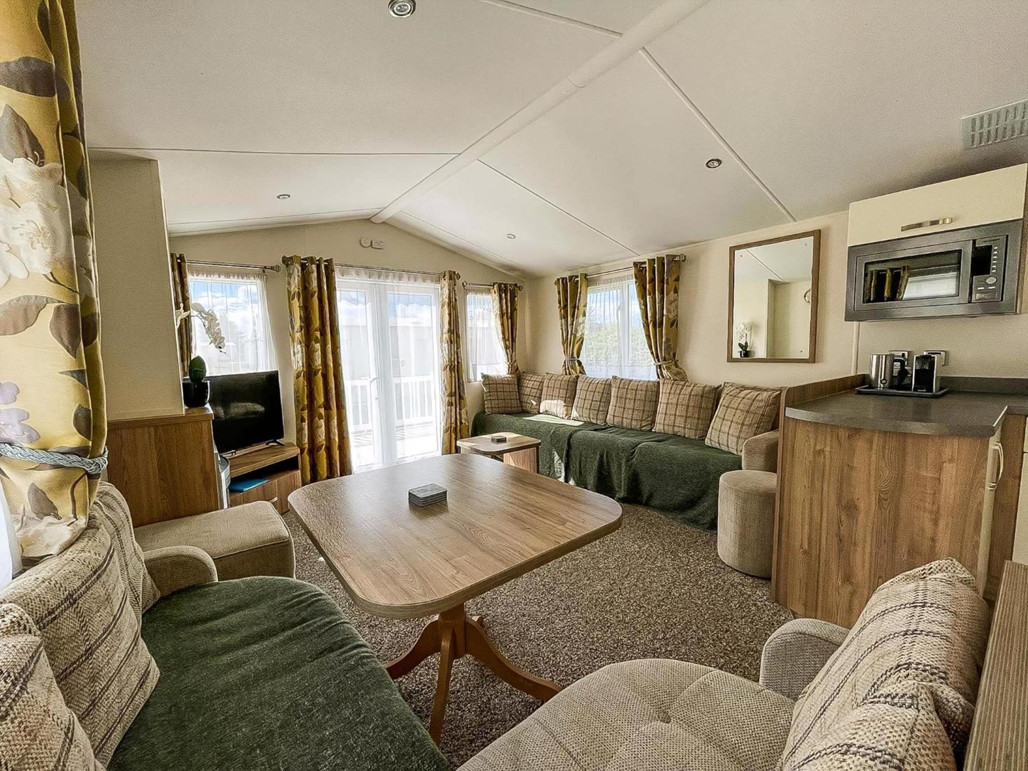 Gorgeous 6 Berth Caravan With Decking Area, Dovercourt Ref 44510a Campsite Great Oakley (Essex)
