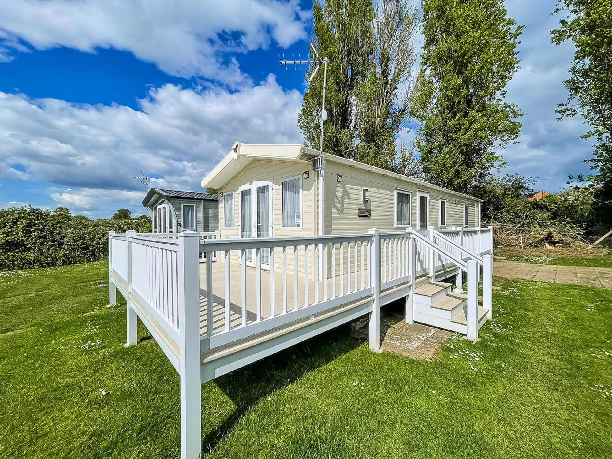 Gorgeous 6 Berth Caravan With Decking Area, Dovercourt Ref 44510a *