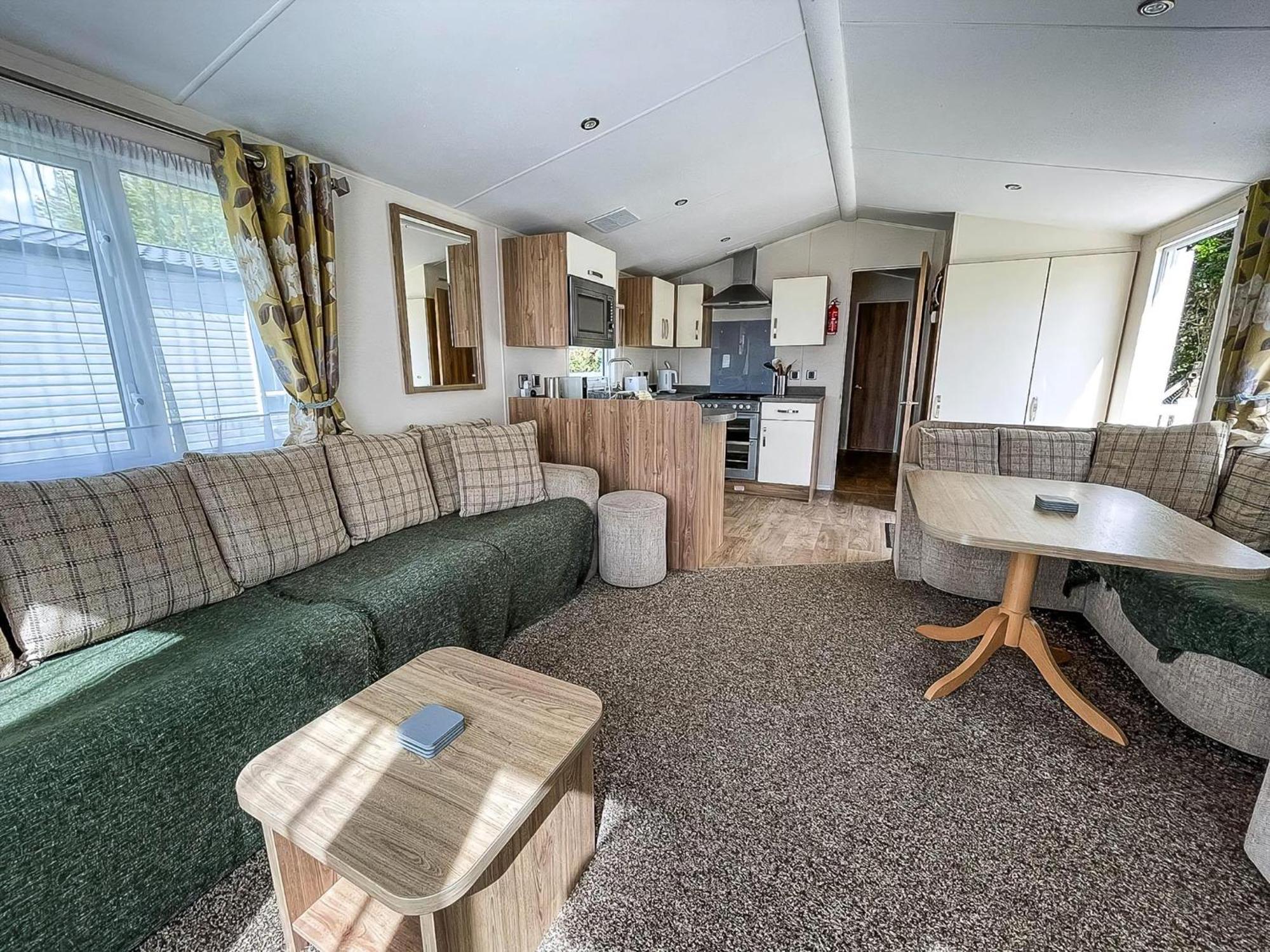 Campsite Gorgeous 6 Berth Caravan With Decking Area, Dovercourt Ref 44510a Great Oakley (Essex)