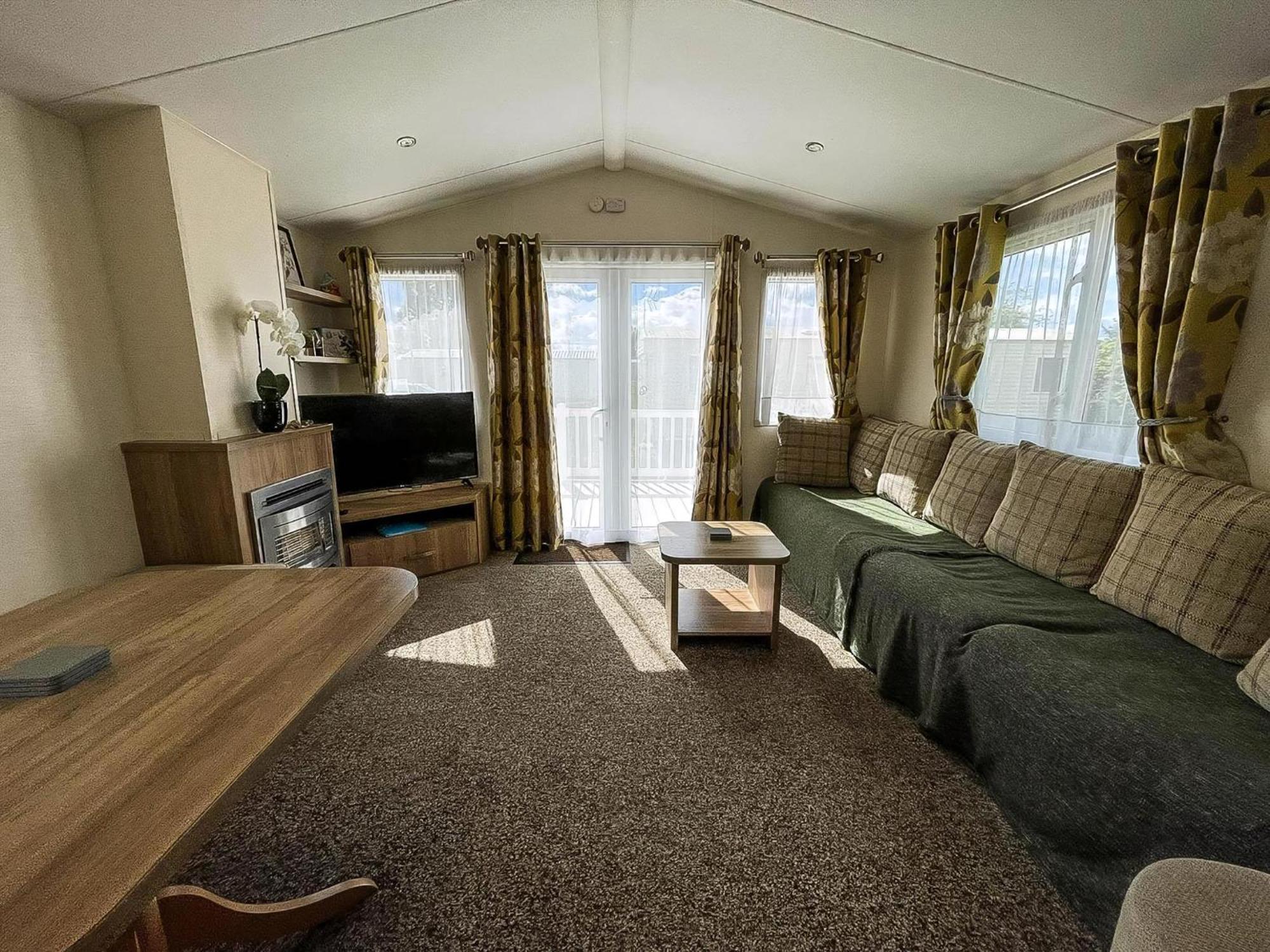 Gorgeous 6 Berth Caravan With Decking Area, Dovercourt Ref 44510a * Great Oakley (Essex)
