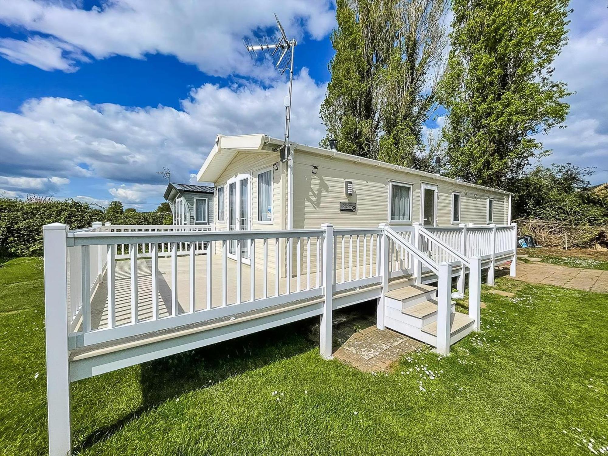 Gorgeous 6 Berth Caravan With Decking Area, Dovercourt Ref 44510a Campsite *